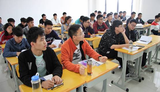 圖片包含 人員, 餐桌, 室內, 場景已生成極高可信度的說明